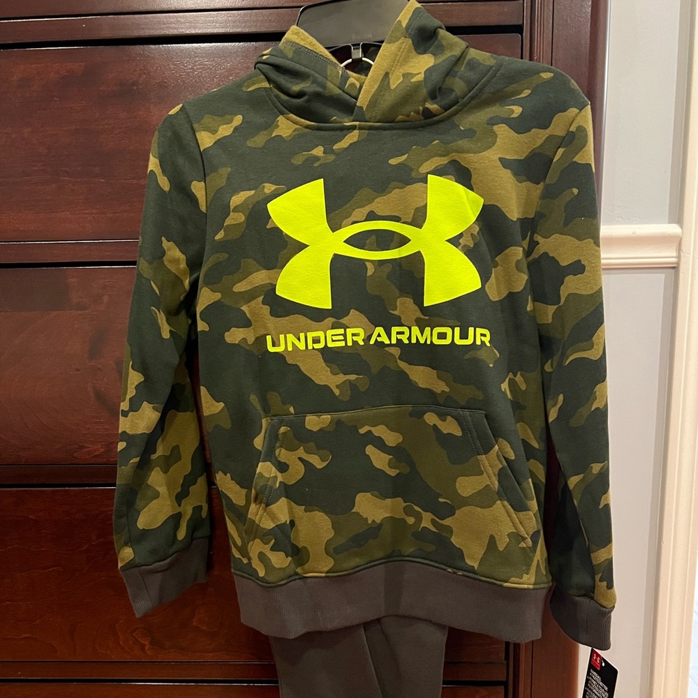 NWT Under Armour Camo hooded sweatshirt and sweatpants 2-piece set